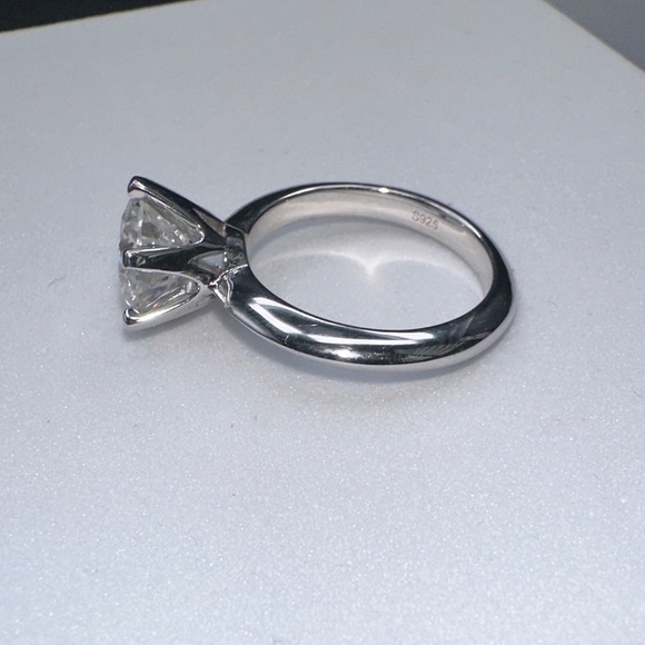 Stunning Silver Ring with Brilliant 3 ct Moissanite Clear Stone - Picture 5 of 6